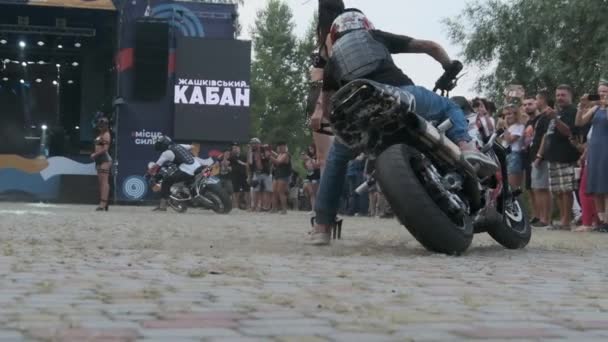 Stunt Moto Show. Ryttare på sport cyklar visar galna trick i Slow Motion 240fps — Stockvideo