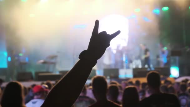 Multidão de fãs no Live Rock Concert Levante as mãos e dance. Movimento lento 240 fps — Vídeo de Stock