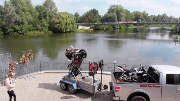 Atrakcja dla trenerów kaskaderskich Moto Riders. Profesjonalny kaskader na motocyklu — Wideo stockowe