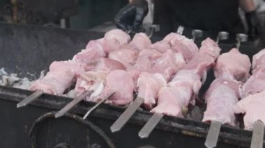 Çiğ Et Şişte, Sokak Yemekleri Festivali 'nde Izgarada Pişiyor. Yavaş Hareket