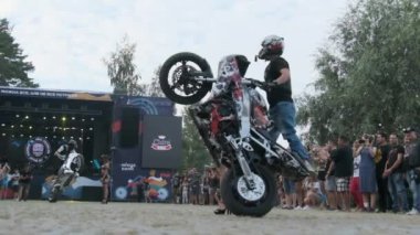 Dublör Moto Show. Spor Bisikletlerinde Sürücüler Ağır Çekimde Çılgın Numaralar Gösteriyor 240 fps