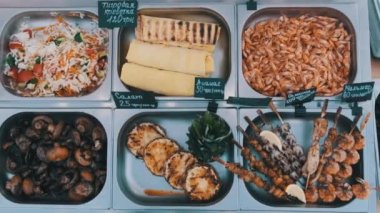 Festivalde çeşitli sokak yemekleri sergileniyor. Parti 'de sokak pazarı