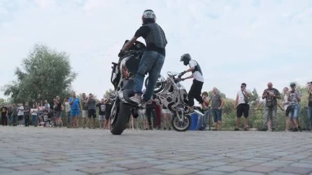 Шоу трюков "Мото". Всадники на спортивных велосипедах показывают сумасшедшие трюки на мотоциклах — стоковое видео