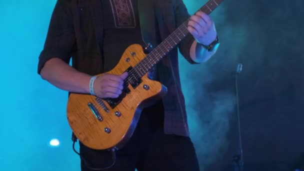 Guitariste à un concert de rock joue de la guitare électrique sur la scène ouverte. Mouvement lent — Video