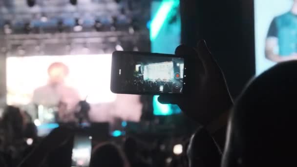 Man Hand met Smartphone Video maken tijdens Live Rock Concert. Langzame beweging — Stockvideo
