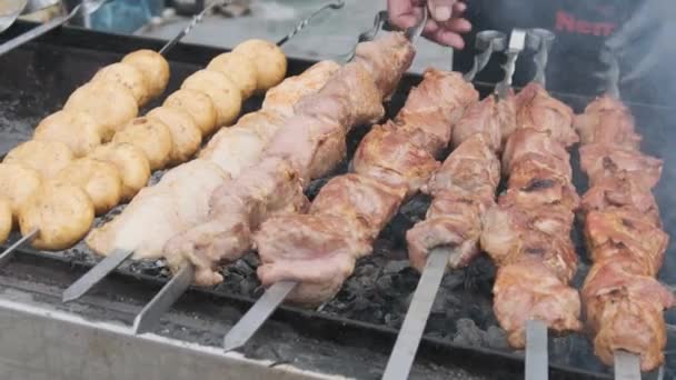 Dönerspieße und Pilze vom Grill beim Street-Food-Festival — Stockvideo