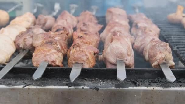 Shish Kebab e cogumelos em espetos cozidos em churrasco no Street Food Festival — Vídeo de Stock