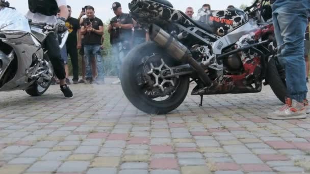 Kaszkadőr Moto Show. Riders on Sports Bikes mutatja őrült trükkök lassú mozgás 240fps — Stock videók