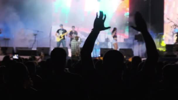 ライブロックコンサートでファンの群衆手とダンスを上げる.スローモーション240 fps — ストック動画