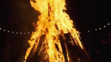 Büyük Şenlik Ateşi Gece Yanar. Ağır çekim. Büyük Yangın Arkaplanı.