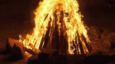 Büyük Şenlik Ateşi Gece Yanar. Ağır çekim. Büyük Yangın Arkaplanı.