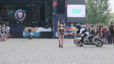 Dublör Moto Show. Sürücüler Spor Bisikletli Kadınlarla Sürüklenme Numaraları Yapıyor