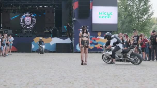 Stunt Moto Show Гонщики виконують трюки дрифту з жінками на Sportbikes — стокове відео