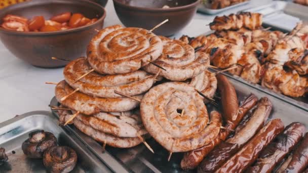 Fertig gegrilltes Fleisch in einem Street-Food-Schaufenster. Fertiggerichte auf Party — Stockvideo