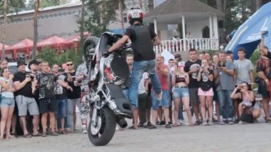 Dublör Moto Show. Spor Bisikletlerinde Sürücüler Ağır Çekimde Çılgın Numaralar Gösteriyor 240 fps