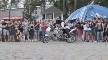 Dublör Moto Show. Spor Bisikletlerinde Sürücüler Ağır Çekimde Çılgın Numaralar Gösteriyor 240 fps