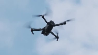 İHA, Mavi Gök 'e karşı havada asılı duruyor. Yavaş Hareket