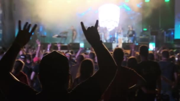 Tłum fanów na koncercie Live Rock Podnieś ręce i tańcz. Zwolniony ruch 240 fps — Wideo stockowe