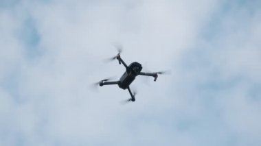 İHA, Mavi Gök 'e karşı havada asılı duruyor. Yavaş Hareket