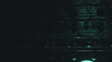 Sahne Çok Renkli Işıklandırma. Konser Işıkları. Konser Sahnesinde Işıklandırma Efektleri