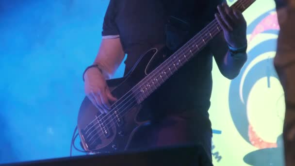 Guitariste basse lors d'un concert de rock joue de la guitare sur scène ouverte. Mouvement lent — Video