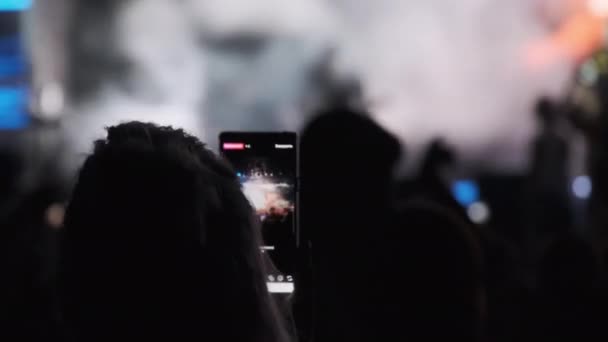 Vrouwelijke Hand met Smartphone Making Live Broadcast in sociale netwerken tijdens Concert. Langzame beweging — Stockvideo