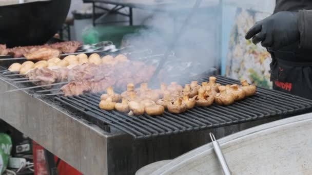 Şiş kebap ve mantar şiş kebap Sokak Gıda Festivali 'nde ızgarada pişirildi — Stok video