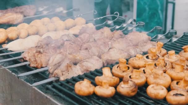 Shish Kebab et champignons sur brochettes cuisinés sur barbecue au Street Food Festival — Video