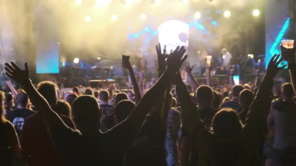 Mulțimea de fani de la concertul Live Rock ridică mâinile și dansează. Mișcare lentă 240 fps — Videoclip de stoc