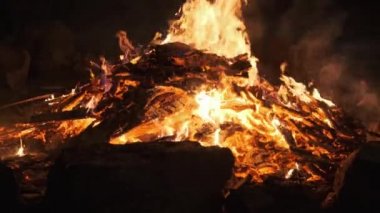 Sıcak Kömürler Büyük Bir Ateşi Yanar ve Parlak Kırmızı. Yavaş Hareket