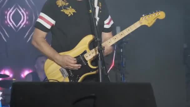 ロック・コンサートのギタリストはオープン・ステージでエレクトリック・ギターを演奏する。スローモーション — ストック動画
