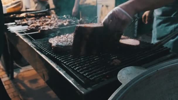 Carnea este la grătar la Festivalul Street Food. Bucăți mari de carne de porc prăjită pe grătar — Videoclip de stoc