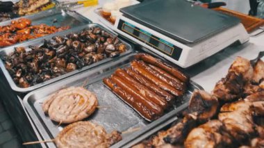 Bir sokak vitrininde ızgara et ve sebzeler. Izgara Yemeklerle Yemek Salonu