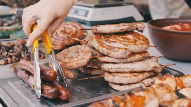 Carne a la parrilla lista para comer en un escaparate de una tienda de comida callejera. Comida preparada en fiesta — Vídeos de Stock