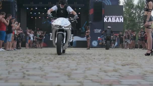Stunt Moto Show. Jinetes en bicicletas deportivas muestra trucos locos en cámara lenta 240fps — Vídeos de Stock