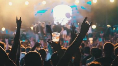 Live Rock Konseri 'ndeki hayranlar ellerini kaldırıp dans etsin. Slow Motion 240 fps