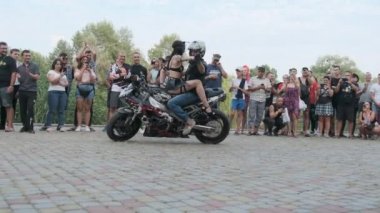 Dublör Moto Show. Spor Bisikletlerinde Sürücüler Ağır Çekimde Çılgın Numaralar Gösteriyor 240 fps