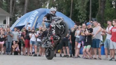 Dublör Moto Show. Spor Bisikletlerinde Sürücüler Ağır Çekimde Çılgın Numaralar Gösteriyor 240 fps