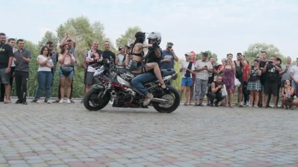 Stunt Moto Show. Riders on Sports Bikes mostra trucchi folli in slow motion 240fps — Video Stock