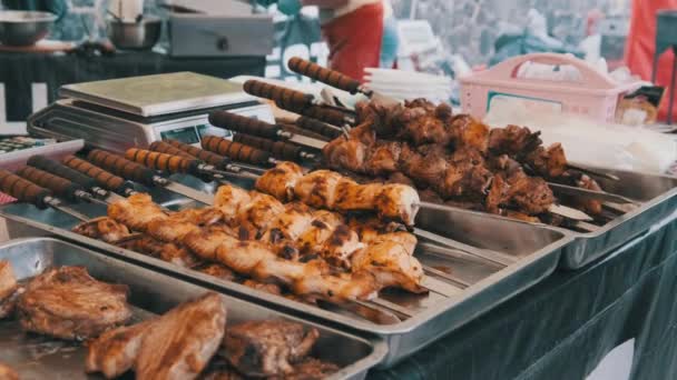 Pronto para comer carne grelhada em uma janela de loja de comida de rua. Alimentos prontos para a festa — Vídeo de Stock