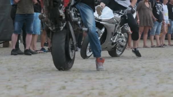 Stunt Moto Show. Jezdci na sportovních kolech ukazuje bláznivé triky v pomalém pohybu 240fps — Stock video
