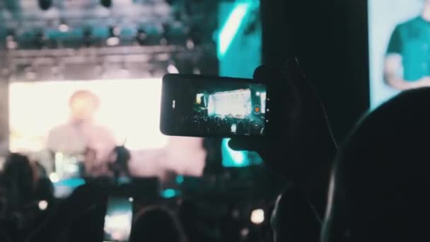 Man met smartphone in handgemaakte video tijdens Live Rock Concert. Langzame beweging — Stockvideo