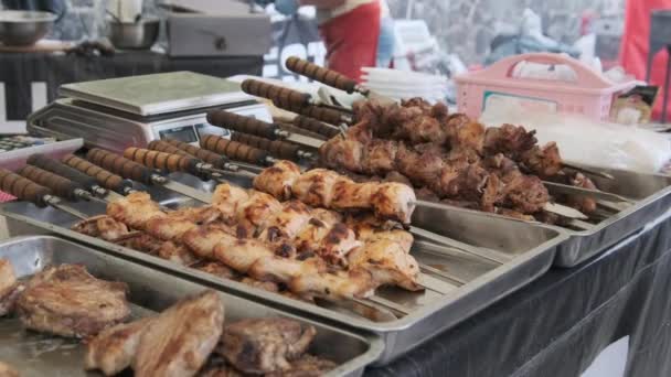 Fertig gegrilltes Fleisch in einem Street-Food-Schaufenster. Fertiggerichte auf Party — Stockvideo