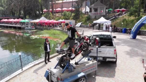 Atracción para entrenamientos Stunt Moto Riders. Stuntman profesional en motocicleta — Vídeo de stock