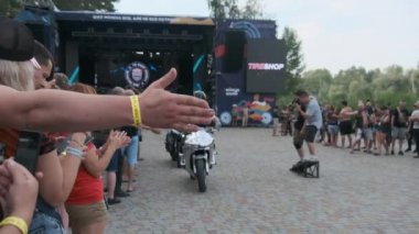 Dublör Moto Show. Spor Bisikletlerinde Sürücüler Ağır Çekimde Çılgın Numaralar Gösteriyor 240 fps