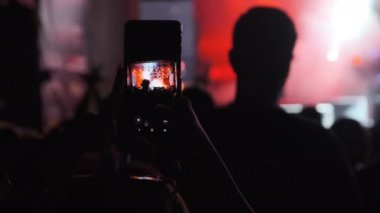 Siluet of Woman Hands Live Rock konserinde Smartphone ile video çekiyor. Yavaş Hareket