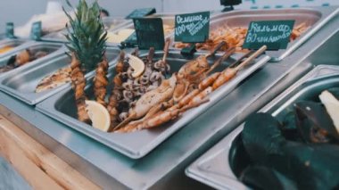 Çeşitli Sokak Yemekleri Festivalde Sergileniyor. Parti 'de sokak pazarı