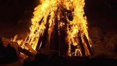 Büyük Şenlik Ateşi Gece Yanar. Ateş Arkaplanı. Slow Motion 240 fps