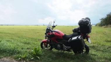 Motosiklet yolculuğu. Gövdeleri dağların ve tarlaların üzerinde turist motosikleti.