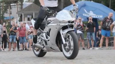 Dublör Moto Show. Spor Bisikletli Sürücüler Motosikletli Çılgın Numaralar Gösteriyor